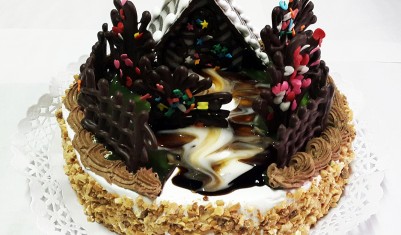 Torta de chocolate decorada casa del bosque